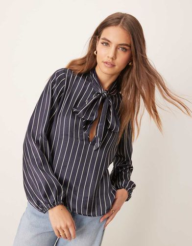 Chemise satinée nouée devant à rayures fines - Bleu marine - Miss Selfridge - Modalova