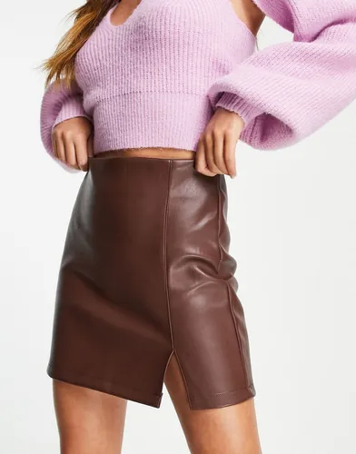Mini-jupe en imitation cuir fendue sur le côté - Chocolat - Miss Selfridge - Modalova