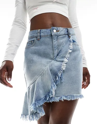 Mini-jupe en jean à ourlet asymétrique effrangé - moyen délavé - Miss Selfridge - Modalova