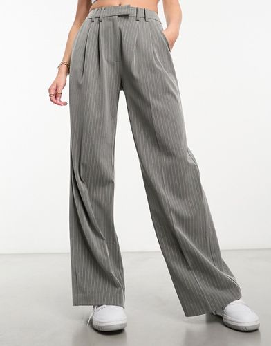 Pantalon ample à fines rayures avec languette boutonnée - clair - Miss Selfridge - Modalova