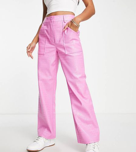 Petite - Pantalon droit verni effet croco avec fente sur les côtés - Rose - Miss Selfridge - Modalova