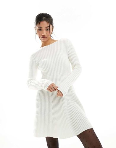 Robe virevoltante en maille avec naud noué dans le dos - Crème - Miss Selfridge - Modalova