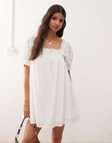 Robe babydoll en broderie anglaise - Miss Selfridge - Modalova