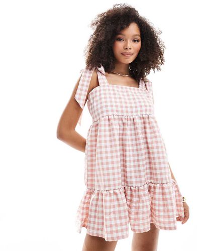 Robe courte à carreaux vichy avec bretelles nouées et volants étagés - Blush - Miss Selfridge - Modalova