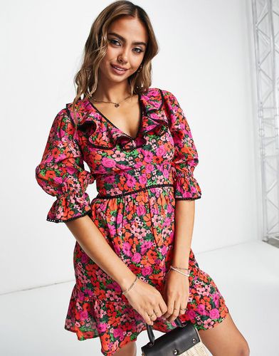 Robe courte volantée à bordure fantaisie et fleurs éparpillées - Miss Selfridge - Modalova