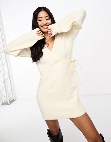 Robe portefeuille style ballerine en maille - Crème - Miss Selfridge - Modalova