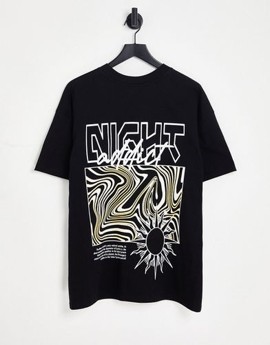 T-shirt avec imprimé graphique sur la poitrine - Night Addict - Modalova