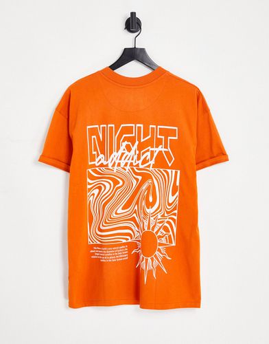 T-shirt avec imprimé sur la poitrine - Orange brûlé - Night Addict - Modalova