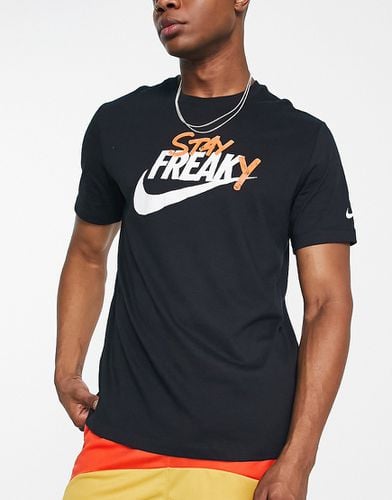 T-shirt à inscription Stay Freaky - Nike Basketball - Modalova