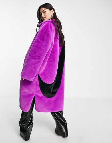 Manteau long en fausse fourrure avec logo virgule - vif et noir - Nike - Modalova