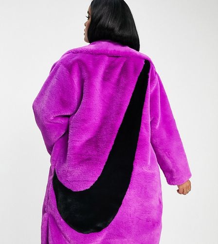 Plus - Manteau long en fausse fourrure avec logo virgule - Violet vif et - Nike - Modalova