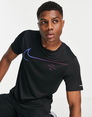 Run Division Miler - T-shirt à logo virgule - Nike Running - Modalova