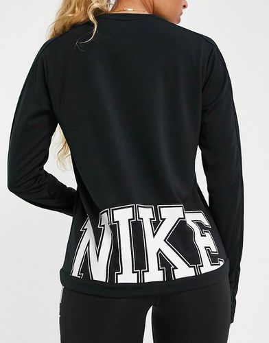 Top à manches longues avec logo virgule et logo style universitaire au dos en tissu Dri-FIT - Nike Running - Modalova