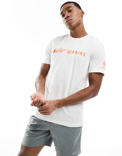 Trail - T-shirt à imprimé graphique en tissu Dri-FIT - Blanc - Nike Running - Modalova