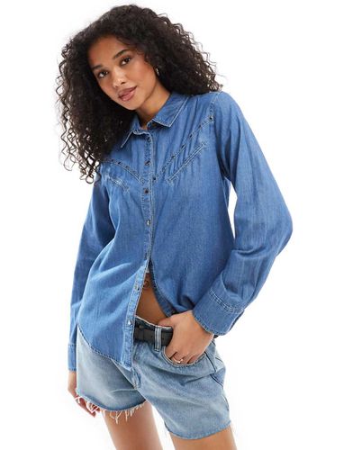 Chemise en jean à détail clouté - moyen délavé - Stradivarius - Modalova