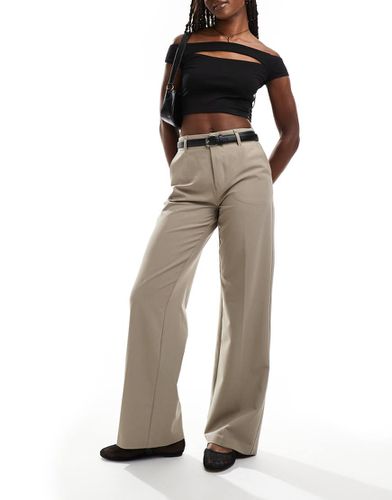 Pantalon habillé avec ceinture - Beige - Stradivarius - Modalova