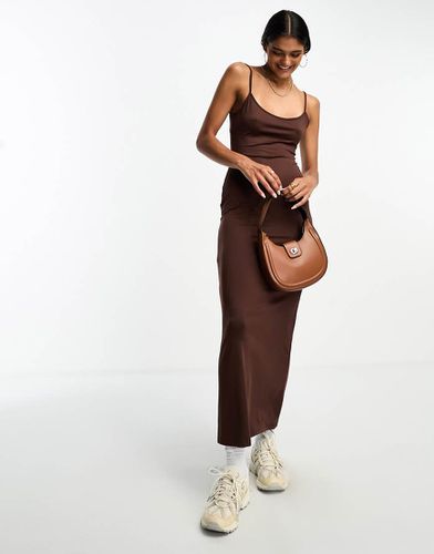 Robe longue près du corps à bretelles - Chocolat amer - Stradivarius - Modalova