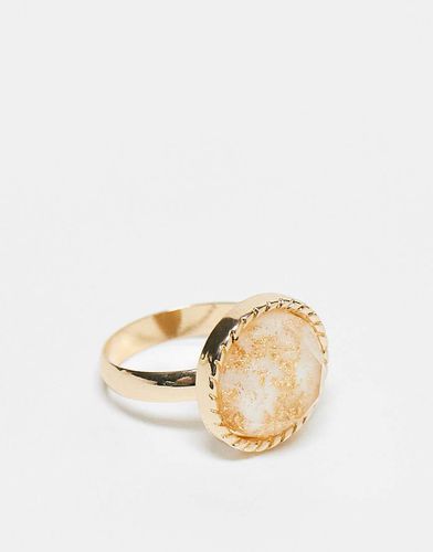 Bague chunky avec détail central en résine et paillettes d'or - Svnx - Modalova