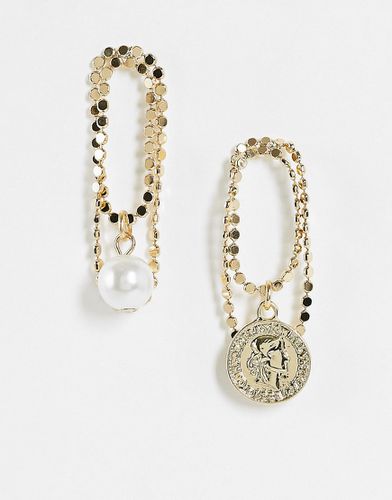 Boucles d'oreilles pendantes avec perle fantaisie et pièce - Multicolore - SVNX - Modalova
