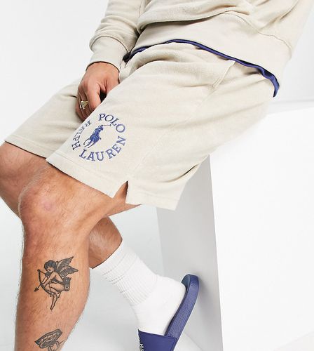 X ASOS - Collaboration exclusive - Short en tissu éponge avec petit logo circulaire - Taupe - Polo Ralph Lauren - Modalova