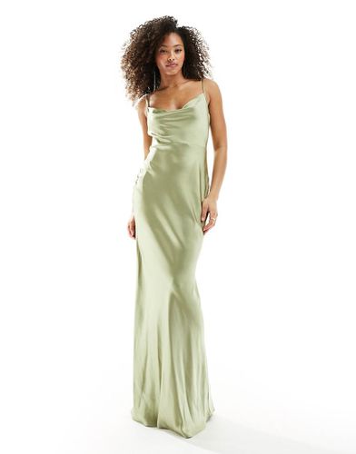 Keisha - L'invitée - Robe longue en satin avec col bénitier - Olive - Pretty Lavish - Modalova