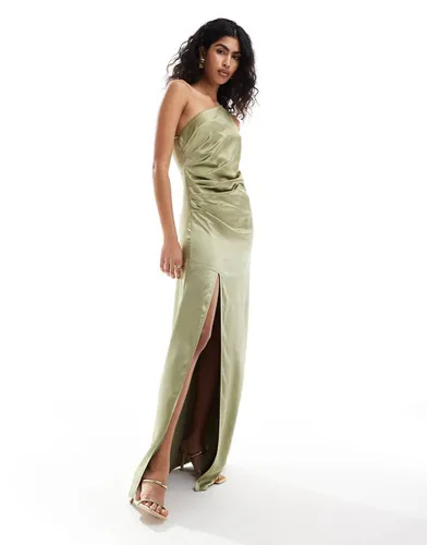 L'invitée - Amelia - Robe longue asymétrique et froncée en satin - Olive - Pretty Lavish - Modalova