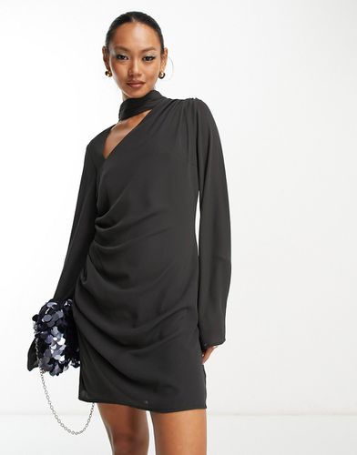 Robe courte avec découpe et fronces - Noir - Pretty Lavish - Modalova