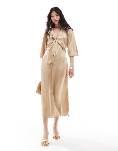 Robe longueur mollet en satin avec lien noué à l'avant - Crème irlandaise - Pretty Lavish - Modalova