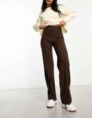 Pantalon droit ajusté à taille haute avec surpiqûres devant - chocolat - Pull & bear - Modalova