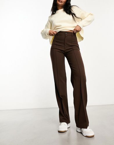 Pantalon droit ajusté à taille haute avec surpiqûres devant - Marron chocolat - Pull & bear - Modalova