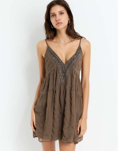 Robe courte avec perles - taupe - Pull & bear - Modalova