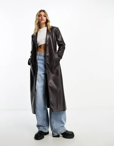 Trench-coat en similicuir de qualité supérieure - foncé - Pull & bear - Modalova