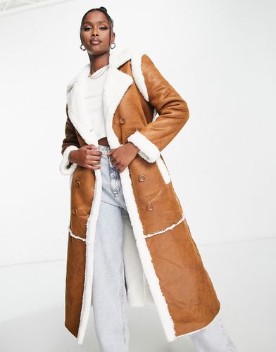Manteau long en suédine à ceinture et bords en imitation peau de mouton - Qed London - Modalova