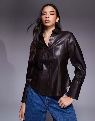 Chemise ajuste en similicuir - Marron fonc - River Island - Modalova
