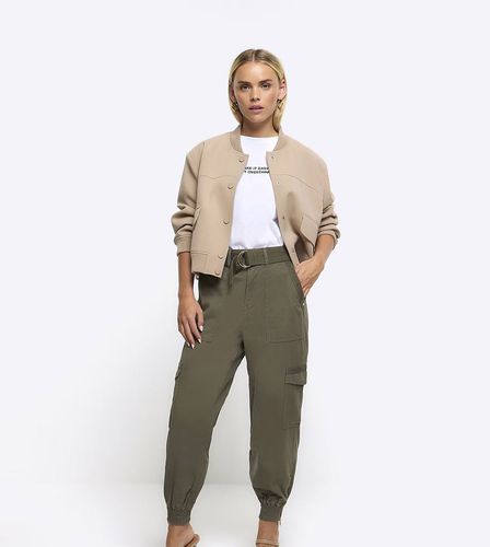 Pantalon cargo resserré aux chevilles avec ceinture et détail métallique doré - Kaki foncé - River Island Petite - Modalova