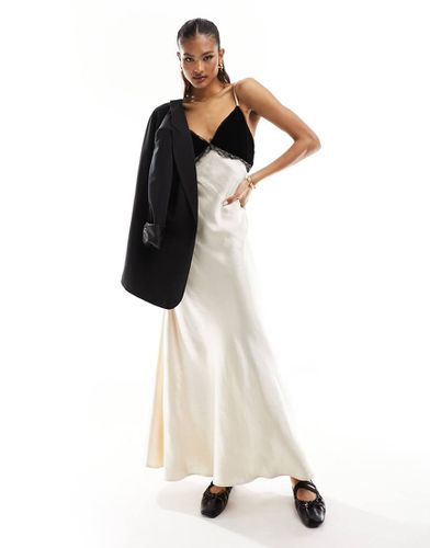 Robe nuisette satinée avec détail en dentelle - Crème - River Island - Modalova