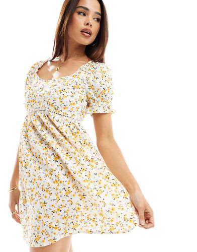 Chintzy - Robe babyboll courte à fleurs - et jaune - Wednesday's Girl - Modalova