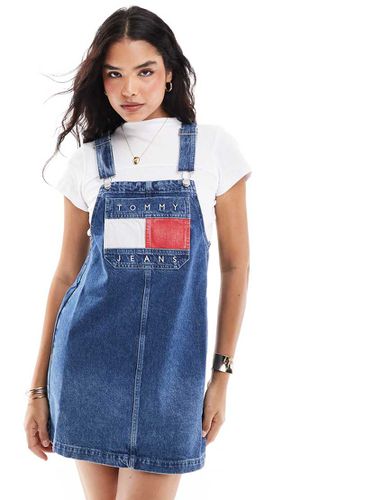 Robe salopette en jean avec logo drapeau rétro - Délavage moyen - Tommy Jeans - Modalova