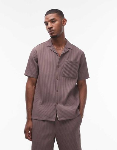 Chemise plissée à manches courtes et col à revers - Chocolat - Topman - Modalova