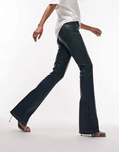 Pantalon évasé skinny en imitation cuir avec fermeture éclair et ourlet fendu - Topshop - Modalova