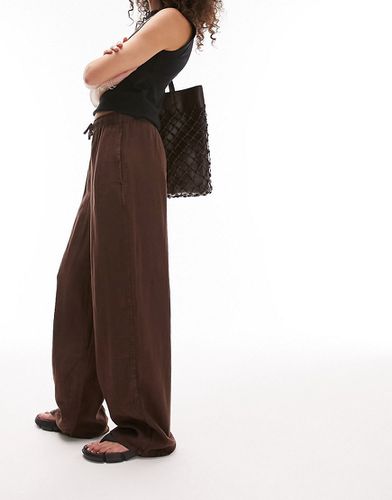 Pantalon large en lin noué à la taille - Chocolat - Topshop - Modalova
