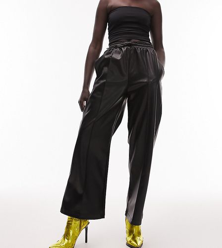 Pantalon droit en imitation cuir style pantalon de jogging - Noir - Topshop Petite - Modalova