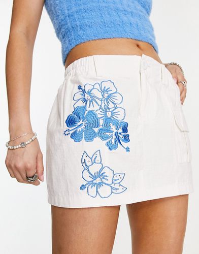 Mini-jupe cargo ultra courte à imprimé hibiscus - Tammy Girl - Modalova