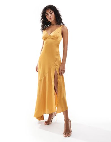 Robe longue en satin avec jupe à empiècements - Souci - Tfnc - Modalova