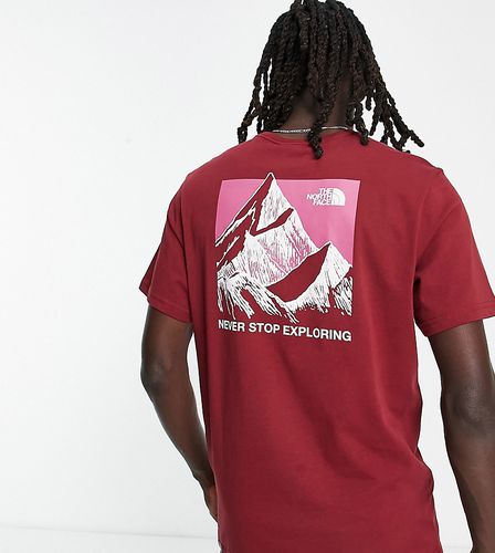 Sketch - T-shirt avec imprimé encadré à motif montagne au dos - Bordeaux - Exclusivité ASOS - The North Face - Modalova