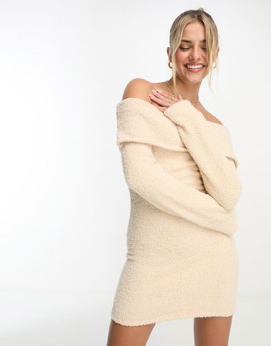 Robe duveteuse courte ultra douce à épaules dénudées - Beige - The Frolic - Modalova