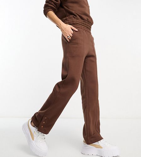 Maddy - Pantalon de jogging d'ensemble à empiècements et boutons-pression - Marron chocolat - Threadbare Petite - Modalova
