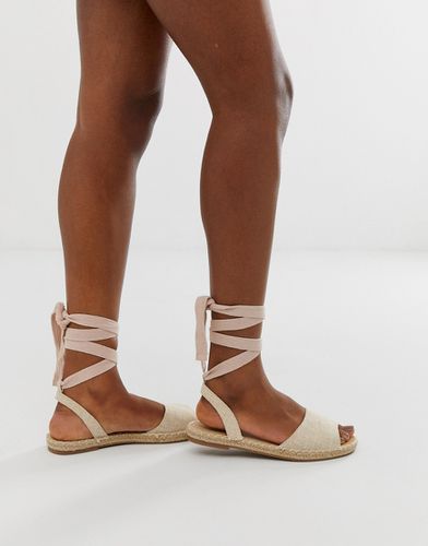 Sandales plates style espadrilles avec lien à nouer sur la jambe - Truffle Collection - Modalova