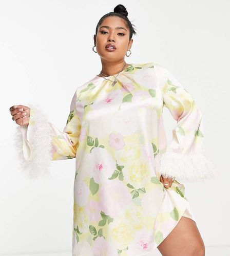 Robe droite courte à imprimé fleuri avec bords des manches en plumes synthétiques - Twisted Wunder Plus - Modalova