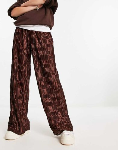 Pantalon ample d'ensemble en satin plissé - chocolat - Urban Threads - Modalova